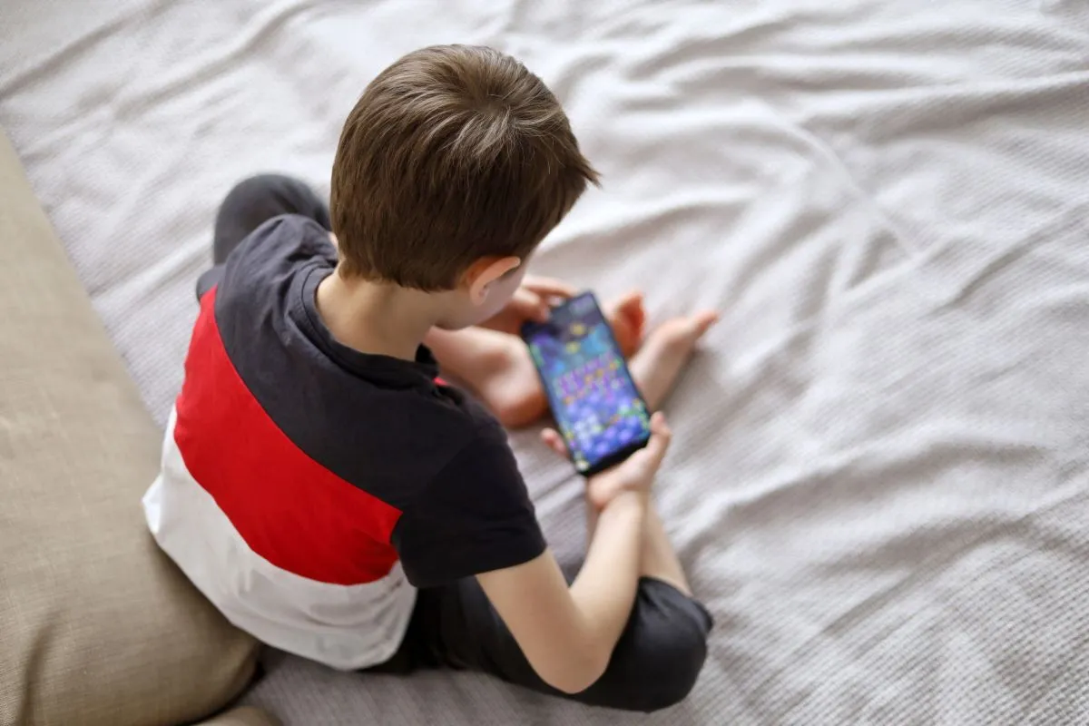 gyerek, kisgyerek, mobiltelefon, okostelefon, telefonos játék, kiskorú
