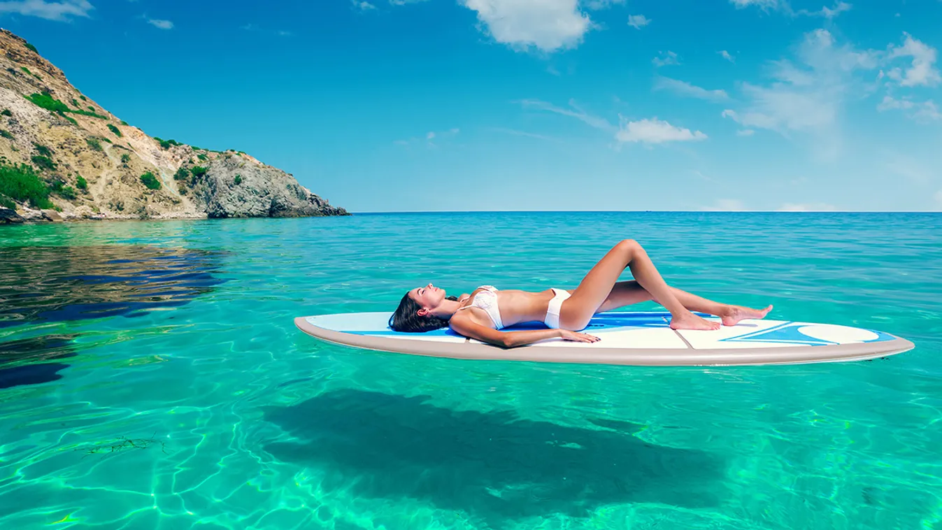 Melltartó nélkül, szuperszexi cuccban villant a kebelcsoda