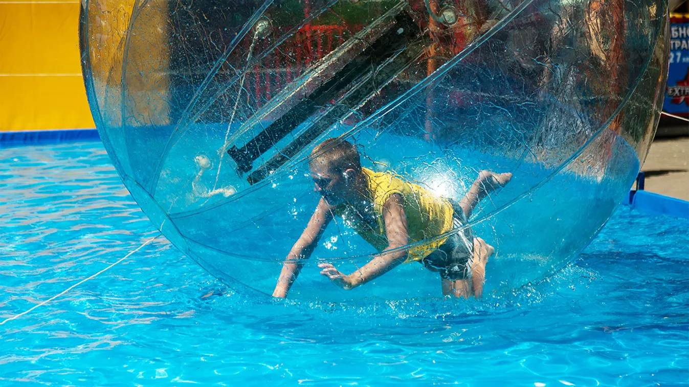 Rémálom: Felfújható labdában repült a gyerek fák felett!