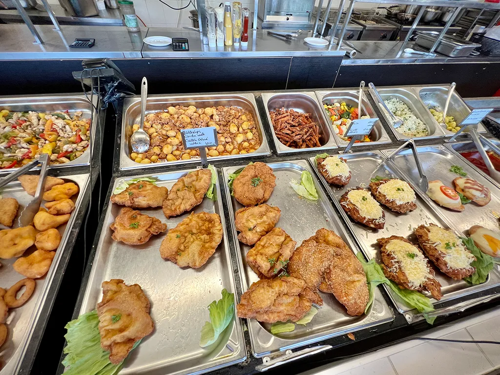 20230626 Budapest, strandkörkép. Fotó:Bánkúti Sándor