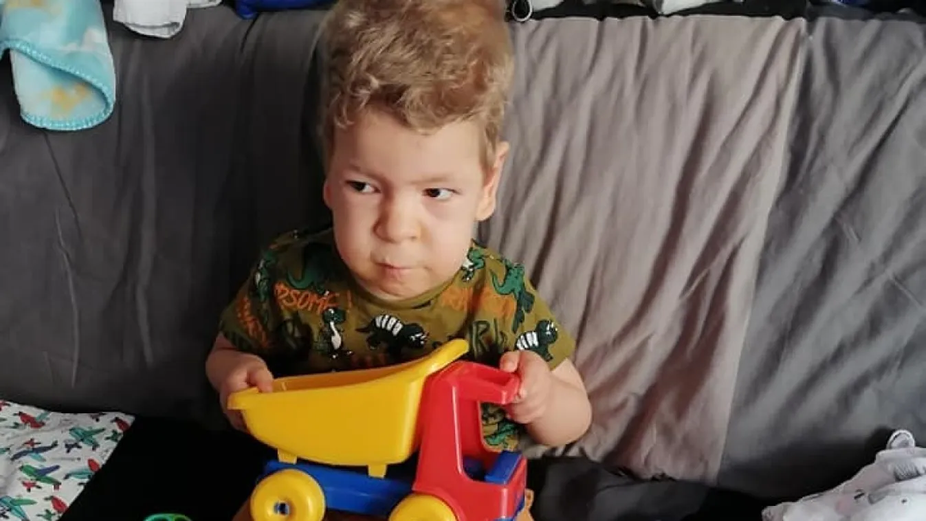 Megszületett az SMA-s Zsombi kishúga, így örül neki