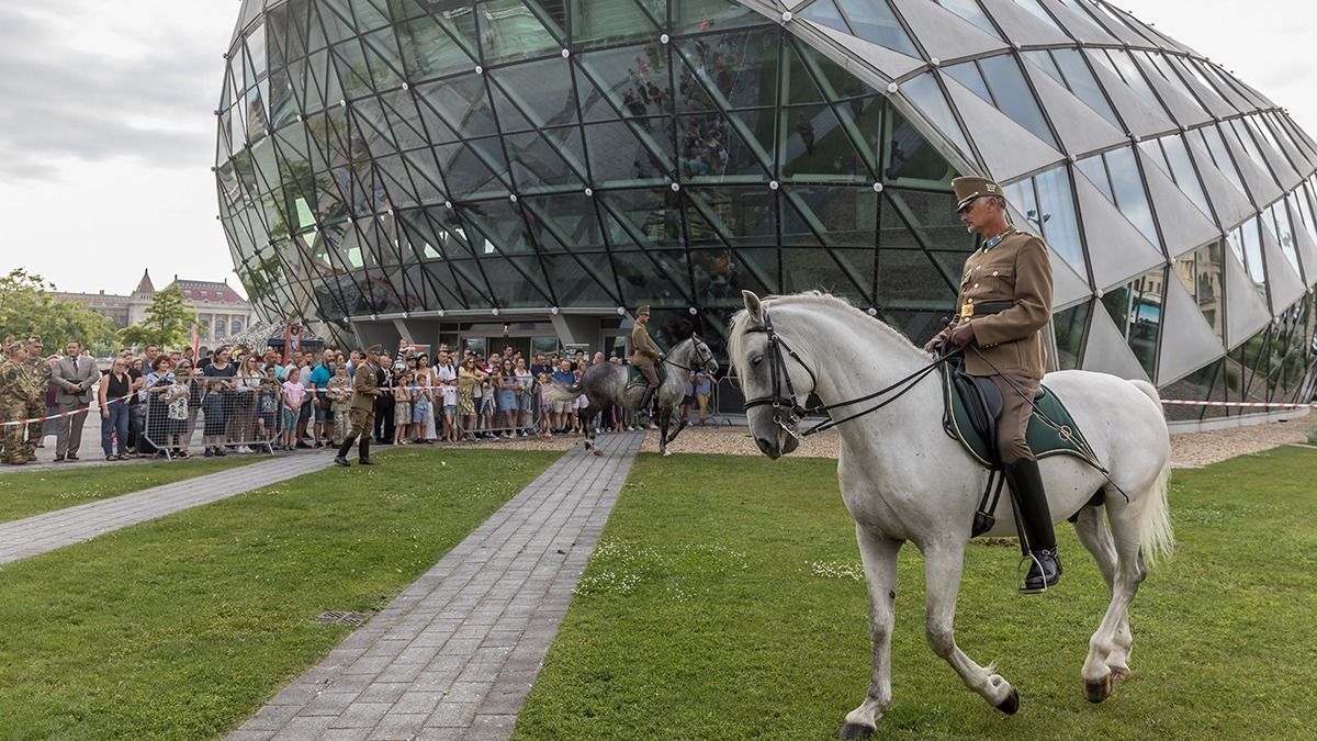 Huszároktól a high-techig: Itt tart a 175 éves Magyar Honvédség – Galéria! Videó!