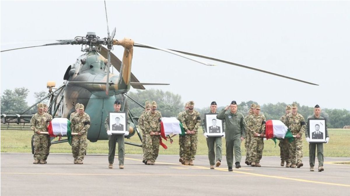 Hazatért a helikopter-tragédiában elhunyt hős honvédek koporsóit szállító gép - Helyszíni fotók!