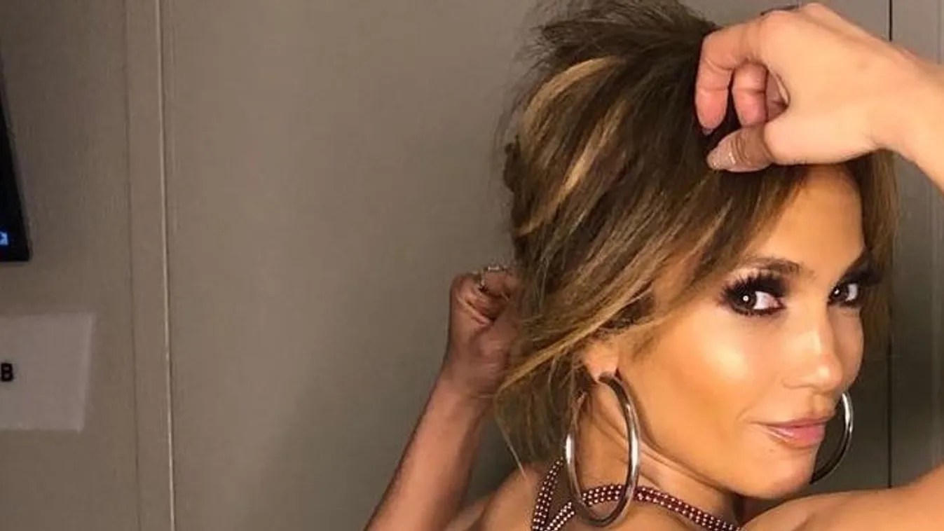 Majdnem kiestek Jennifer Lopez mellei a ruhájából