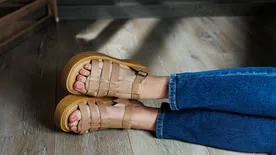 Hoppá! Tényleg ez a csúnya cipő lesz az idei nyár divatja?