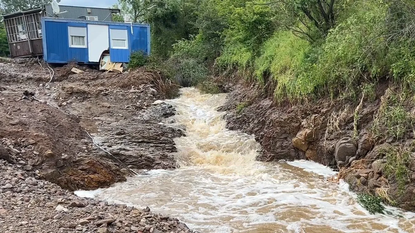 Kutyáját mentette a villámárvízből, mikor elsodorta az ár