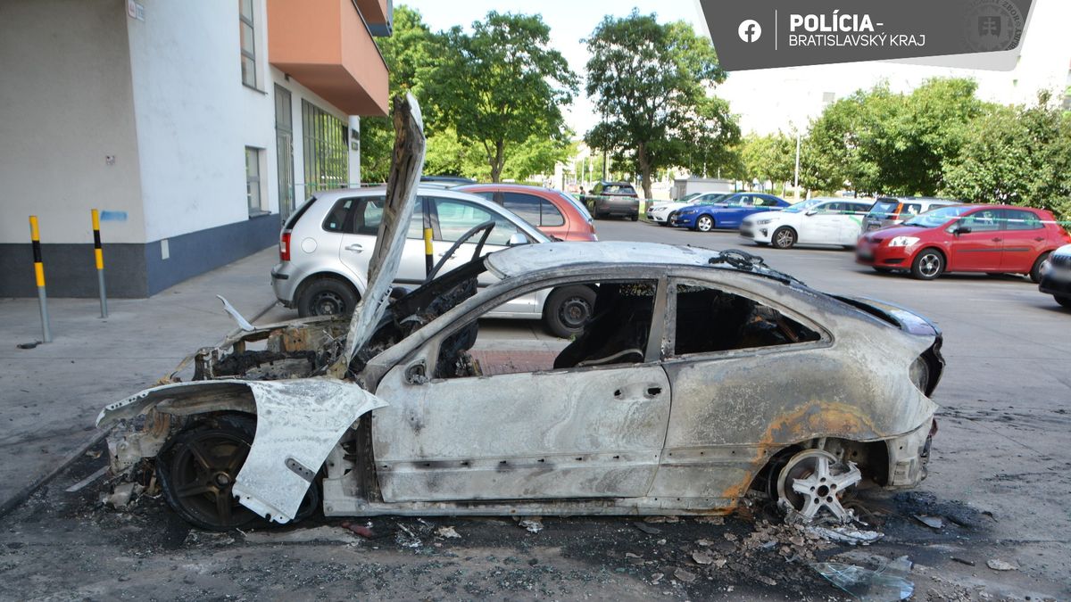 Felrobbantottak egy autót a lakótelepen, a támadó elmenekült