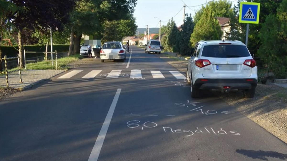 Zebrán gázolt el három gyereket a száguldó autós Borsodban – Videó