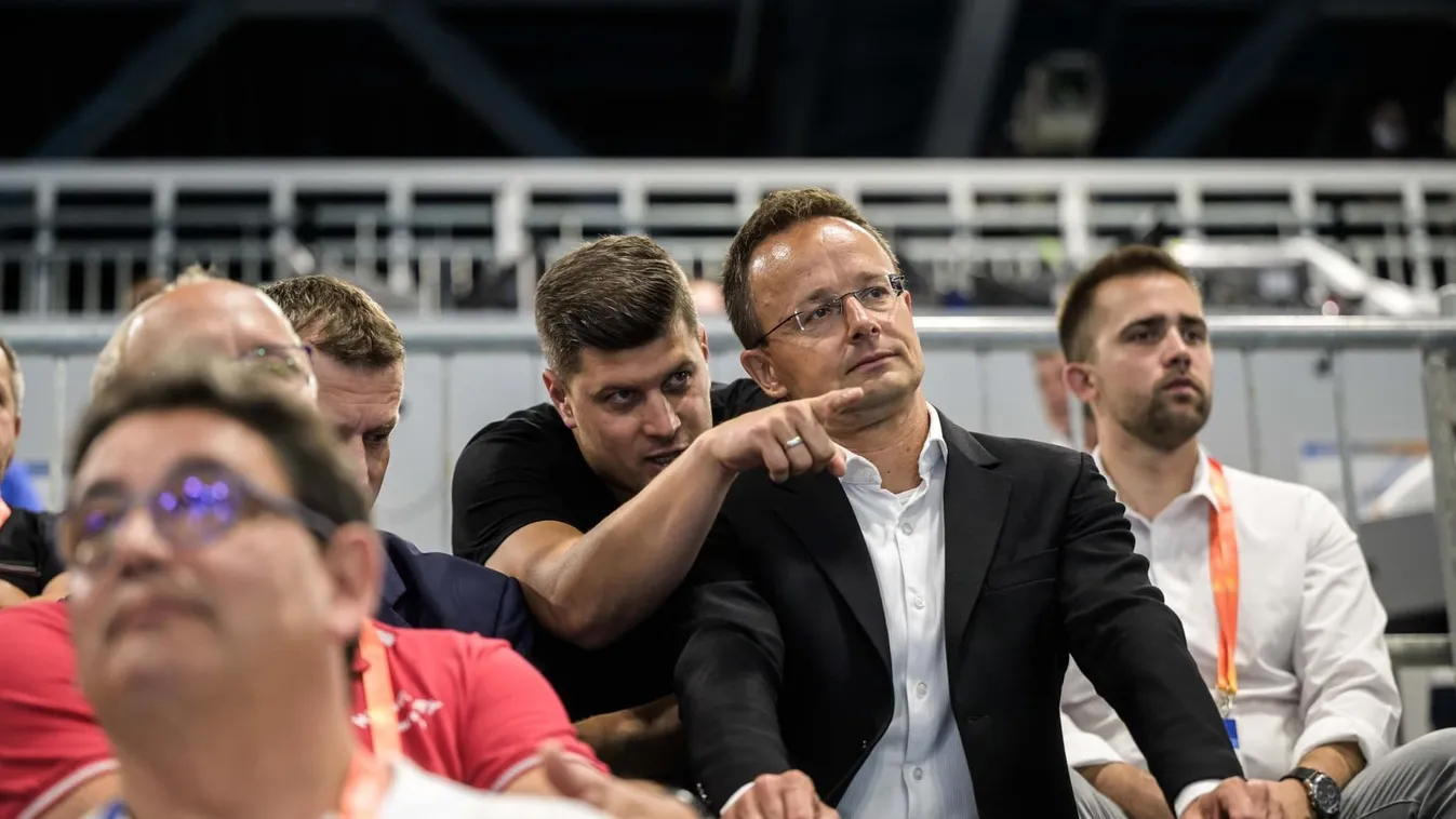  Szijjártó Péter az öltözőben látogatta meg a pólósokat