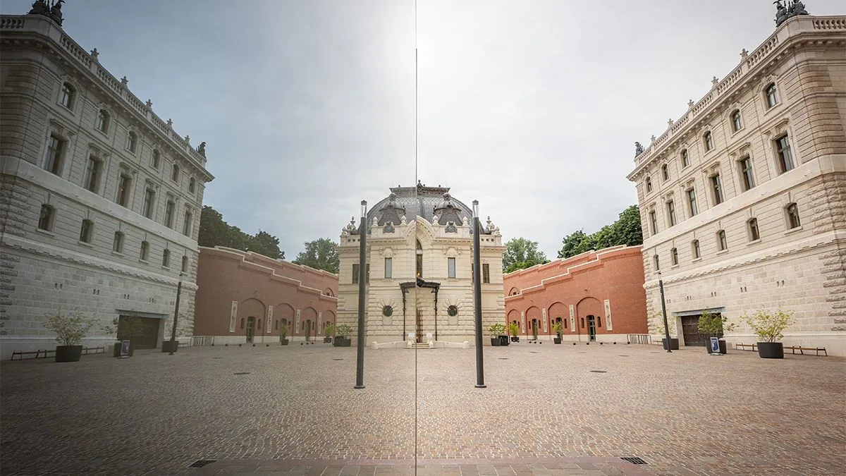 A Budavári Palotanegyed századfordulós fényének visszaállítása részeként több épületet az eredeti terveknek megfelelően építettek újjá.
