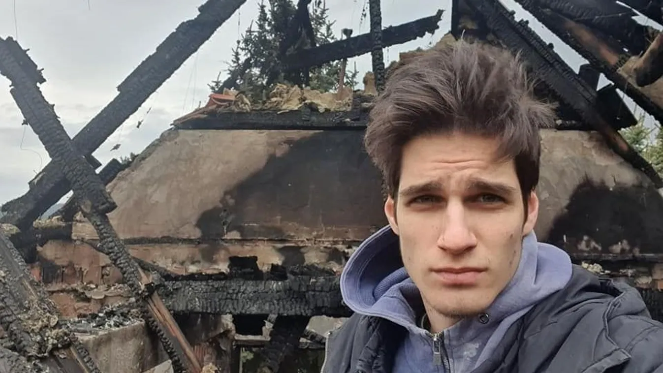 Saját kezével építi újjá a leégett szülői házat Péter