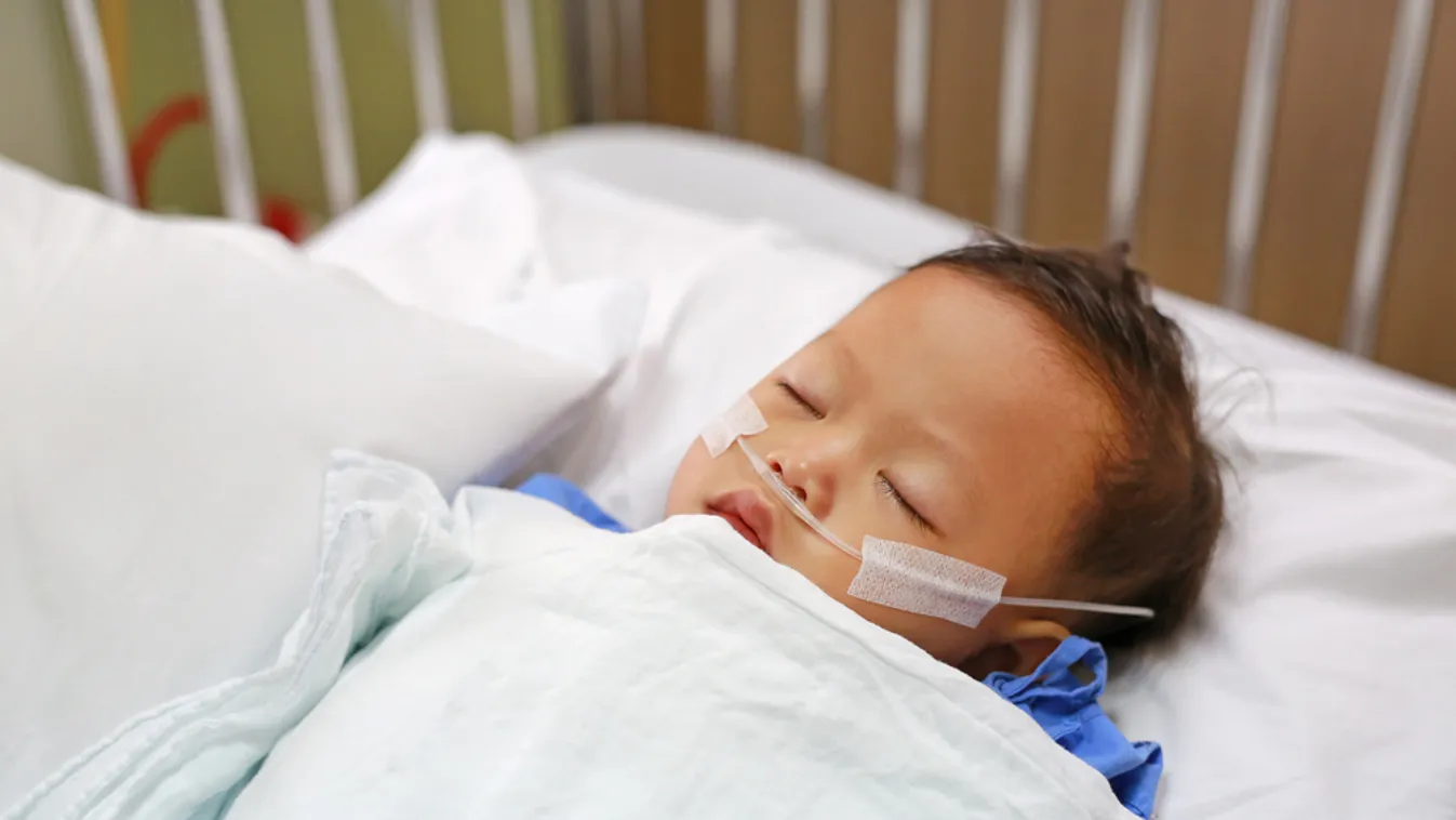 Egy hétig nem vették észre, hogy a gyerek elemet nyelt