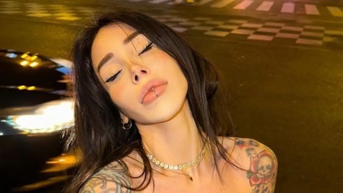 A világ legdögösebb anyukája meztelen fotót posztolt magáról