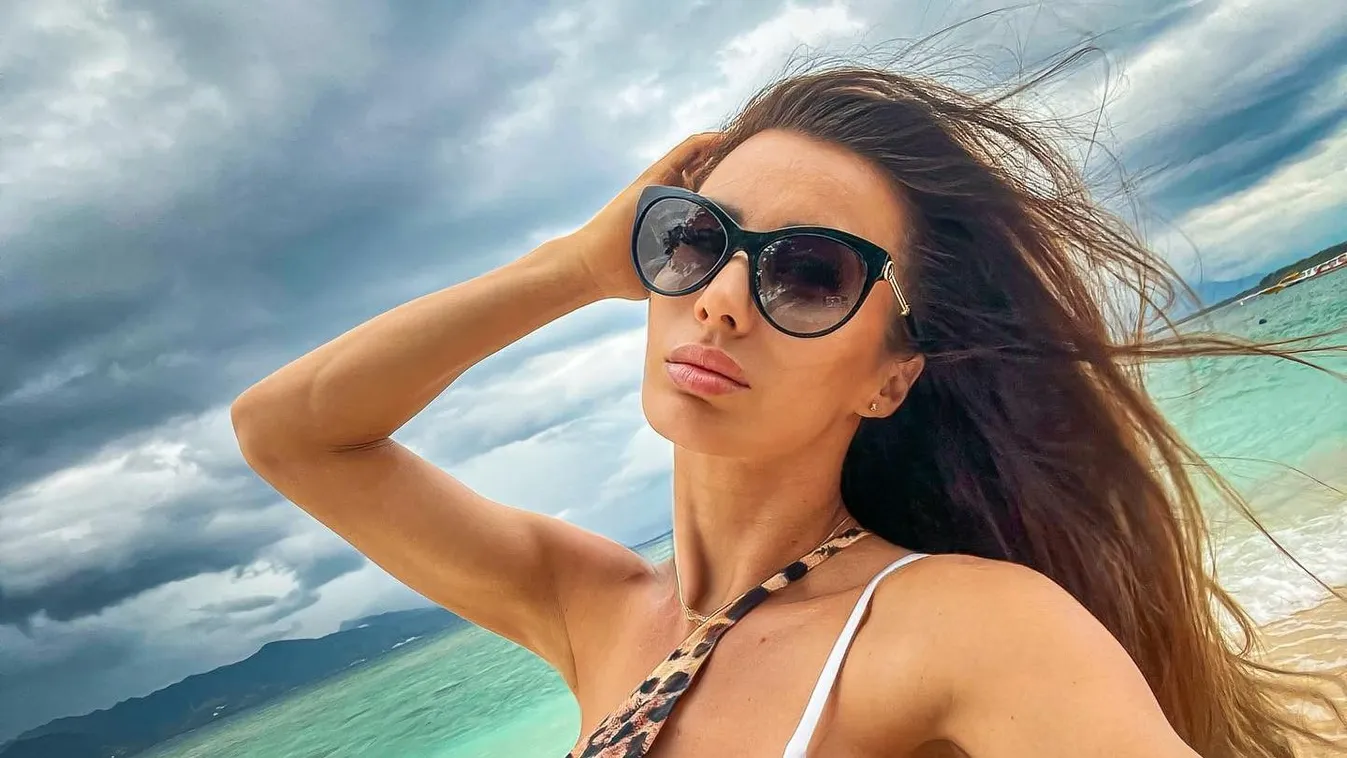 Nem fér el a bikiniben a TV2 sztárjának hatalmas melle