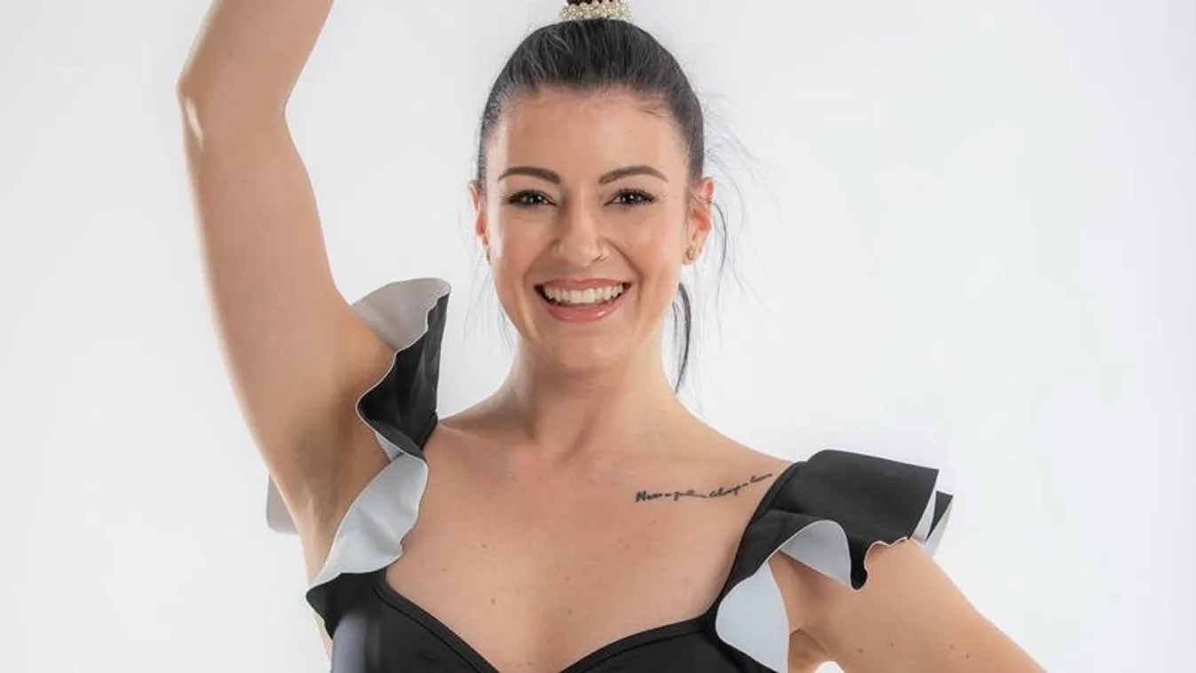 Lekerült Stana Alexandra új melleiről a speckó melltartó