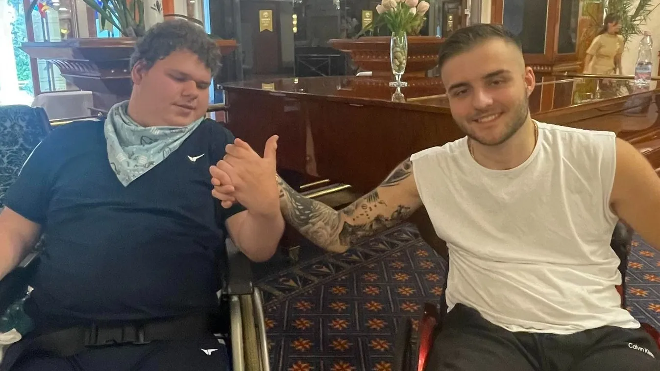 Sorstársain segít a kerekesszékes Áron