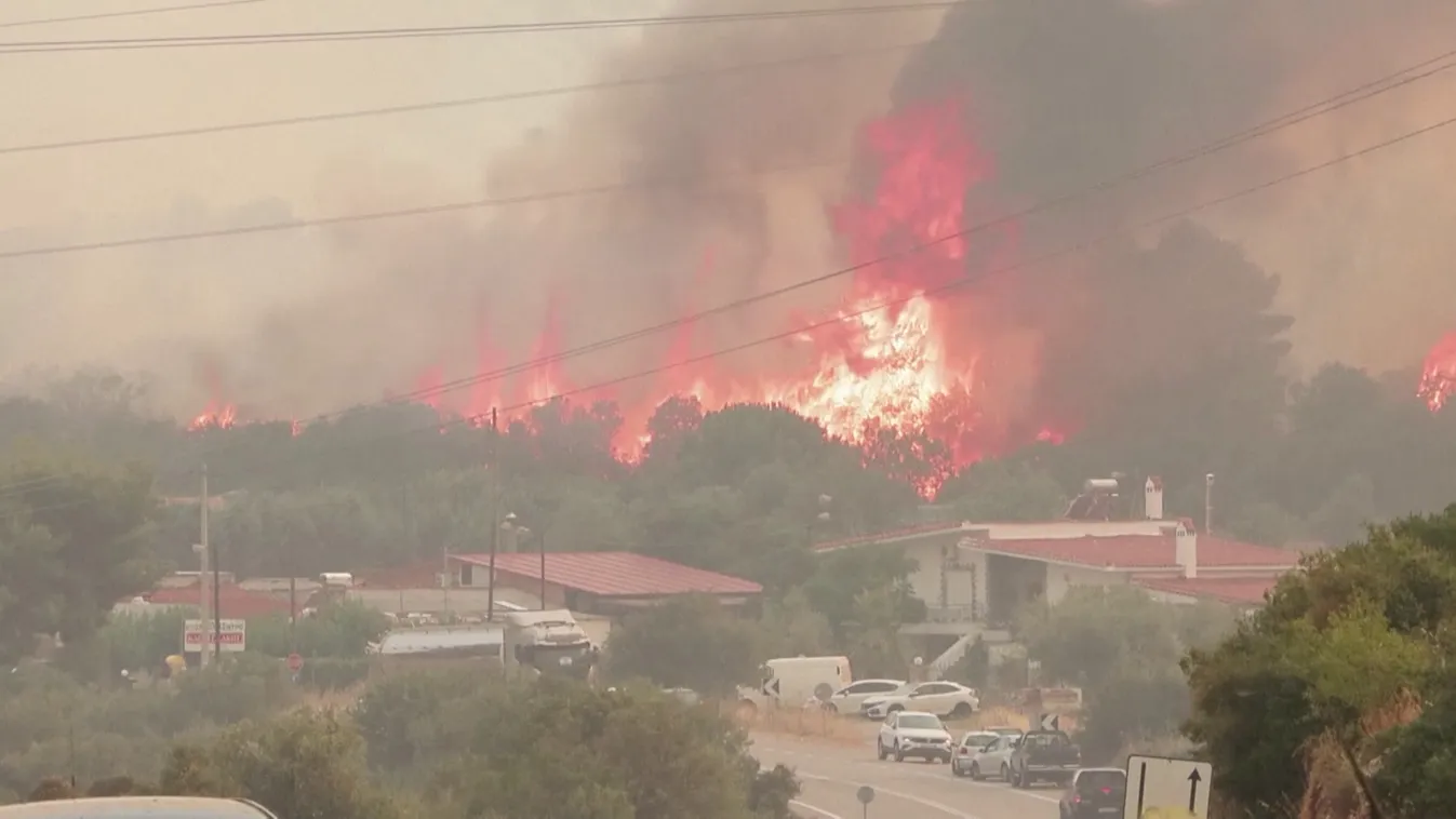 Egyre durvul az erdőtűz Rodoszon