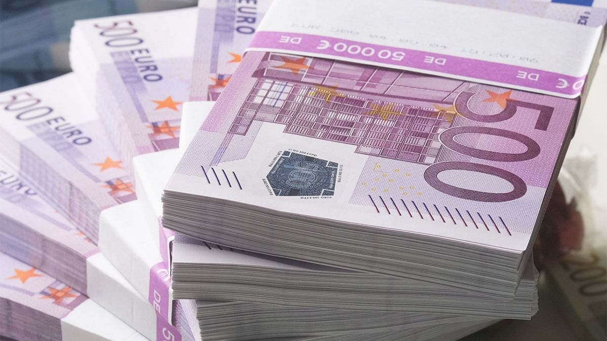 Euro,Banknotes,And,Many,Euro,Banknotes