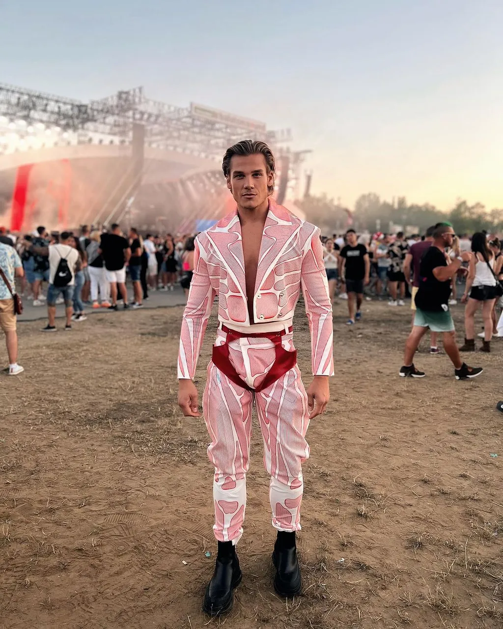 Budavári Fülöp egy igen végletes ruhában jelent meg a Balaton Soundon. A TV2 sztárja egy rózsaszín nadrágban és hozzáillő nadrágban bulizta végig a napot. Bár közösségi oldalán rengetegen kritikát kapott, láthatóan rá sem hederített a rosszaló emberekre.
