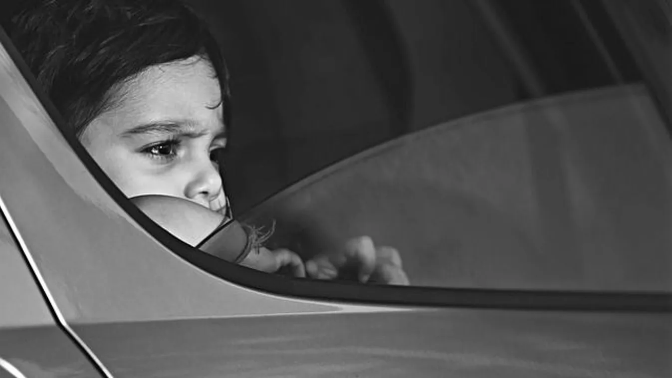 Autóban rekedt egy gyermek, a szülők a kocsi miatt aggódtak