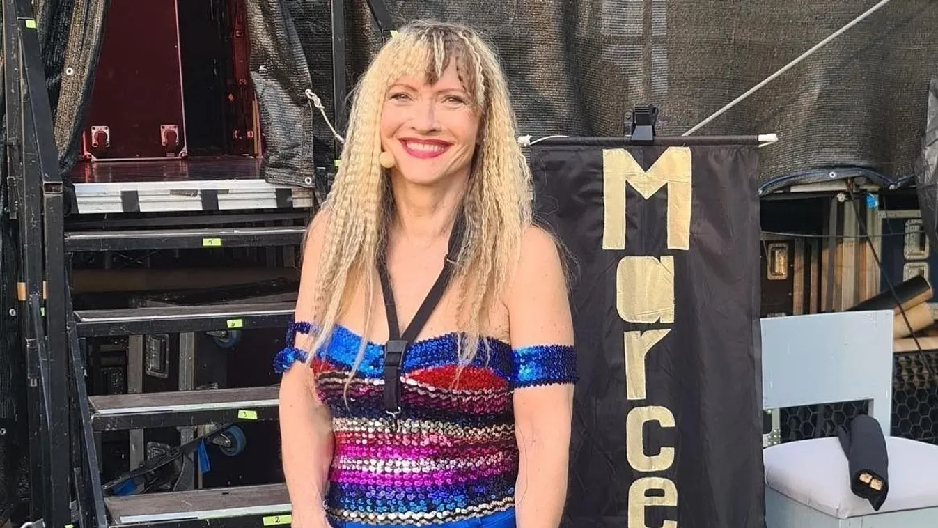 Sugárzik a boldogságtól a magyar énekesnő