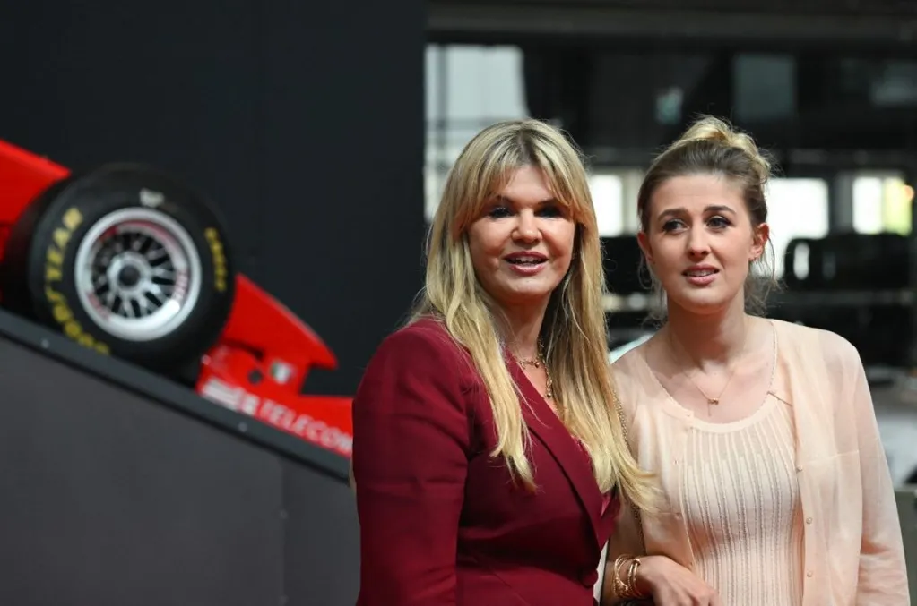 Gina Schumacher (jobbra) a mama, Corinna lovasfarmján mutatta be ruhakollekcióját 