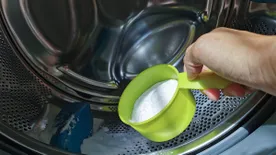 Szórj szódabikarbónát a mosógépbe, és csodát látsz