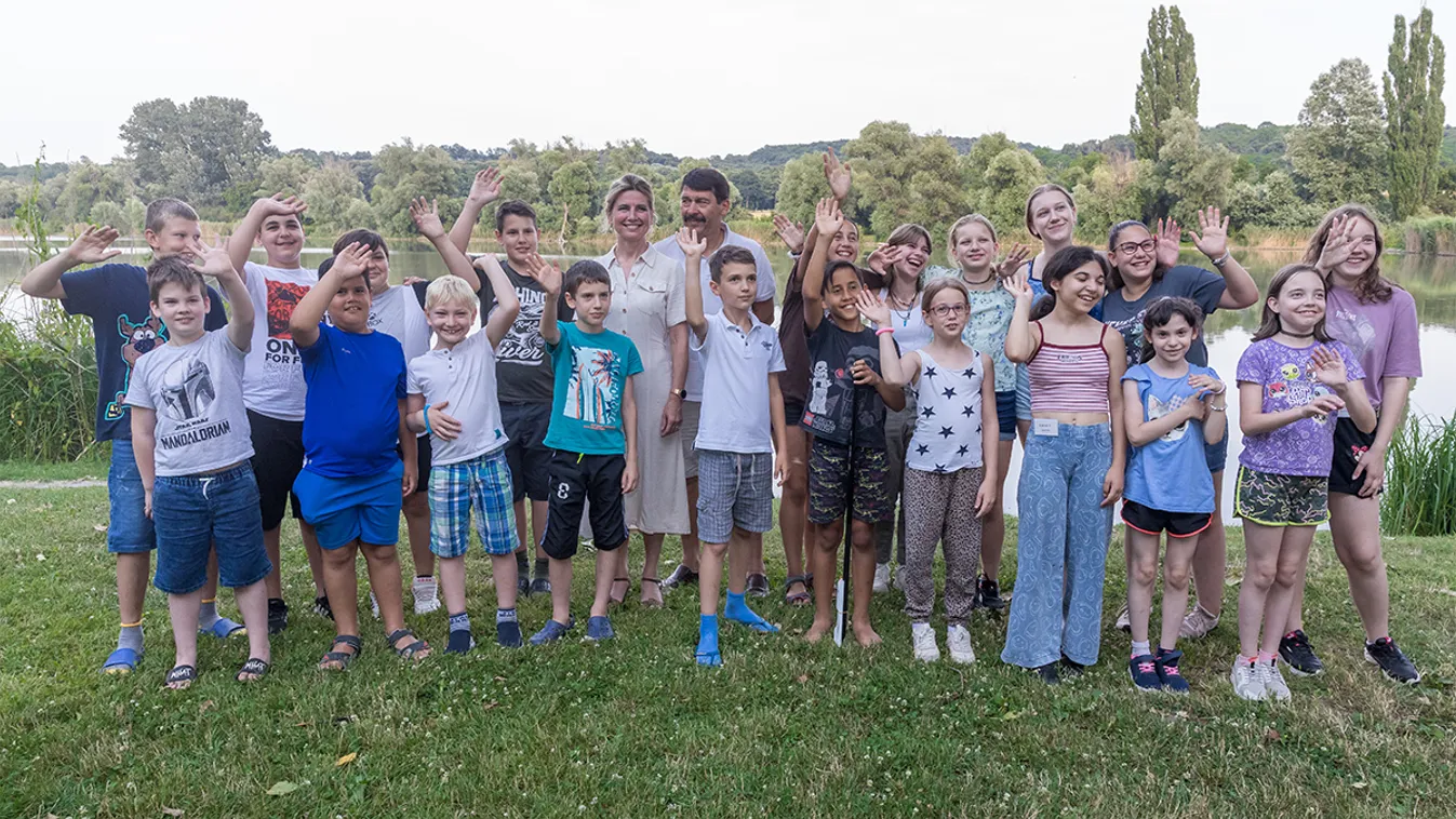 Így nyaraltak együtt a Covid-árvák – Videó