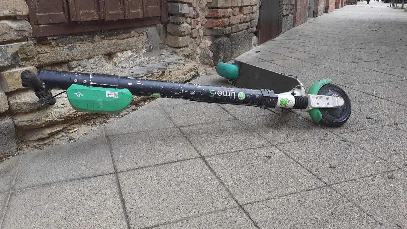 Rolleres miatt sérültek meg öten egy buszon