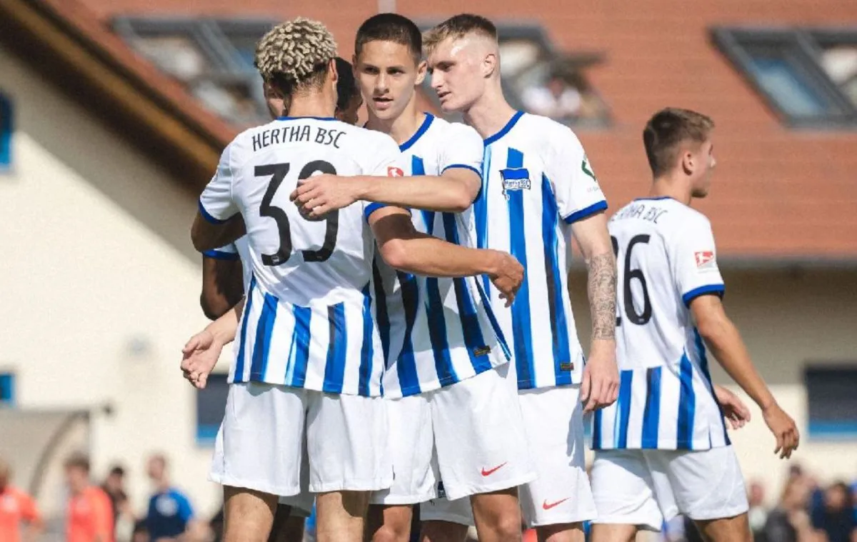 Dárdai Bence (középen) 17 évesen már kivívta a rutinos Hertha-játékosok elismerését
