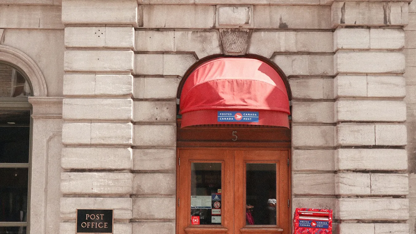 Nagybátyja holttestével sétált be a postára egy ügyfél