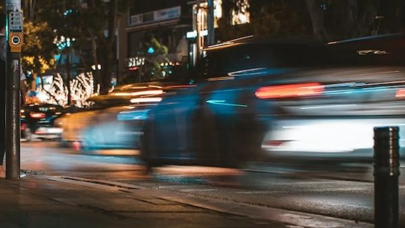 Továbbra is versenyeznek az Árpád hídon, háborognak a lakók