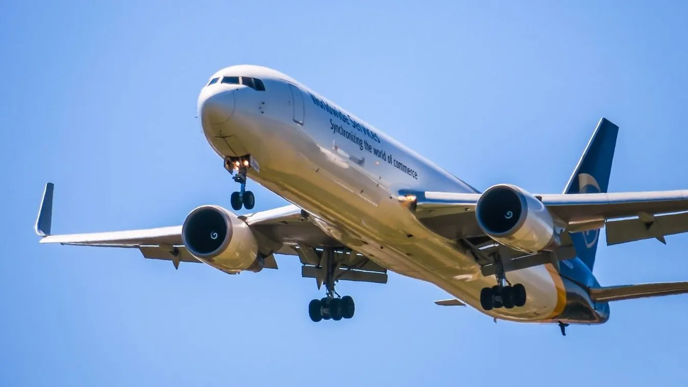 Jégeső kényszerítette leszállásra a repülőgépet - Fotó