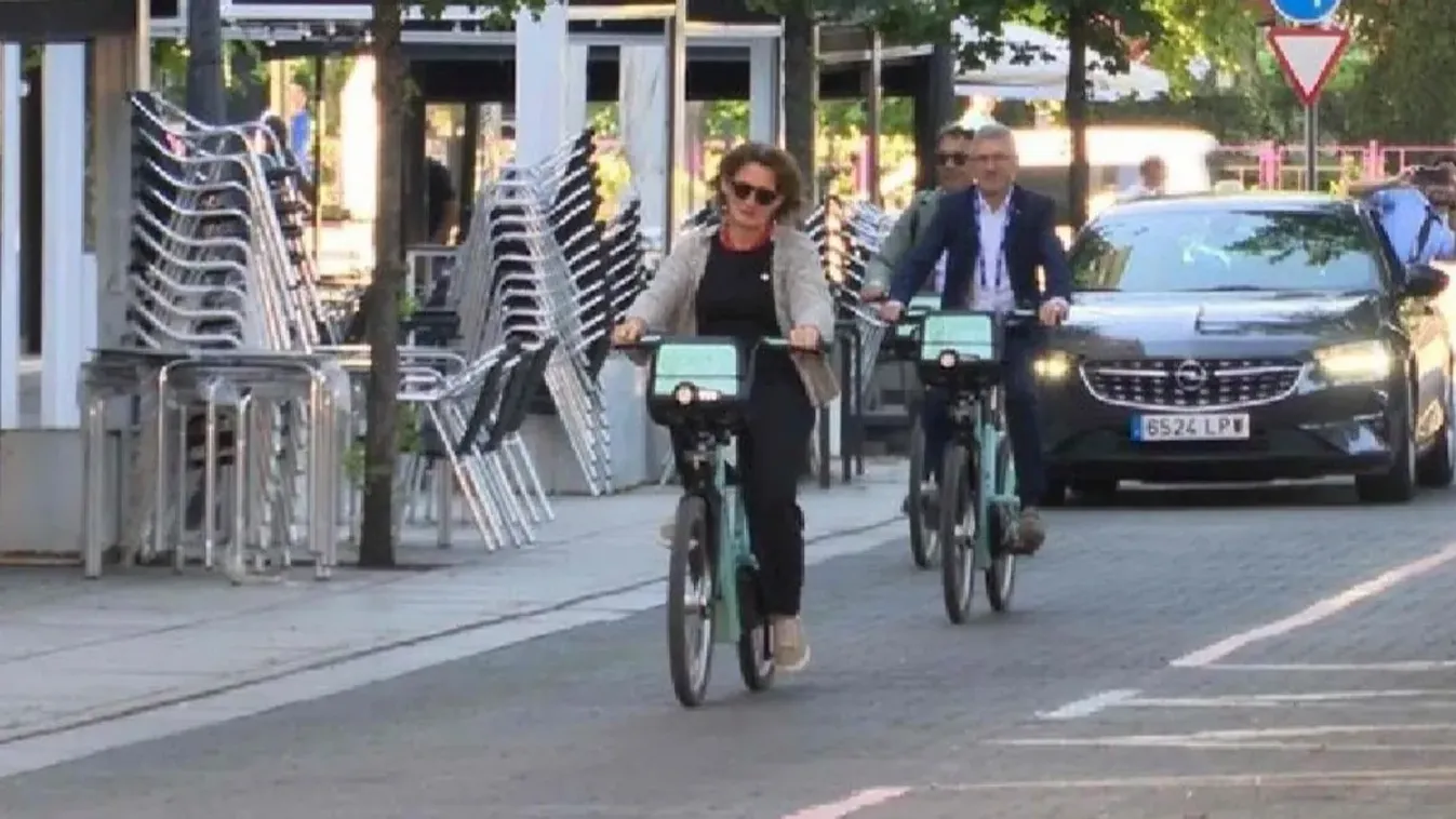 Kínos "kamubiciklizésen" kapták a spanyol klímaminiszter