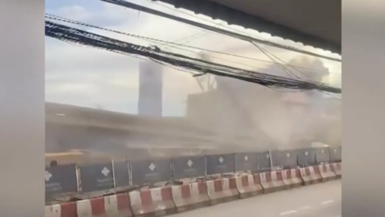 Autókra omlott a felüljáró: ketten meghaltak, sok a sérült