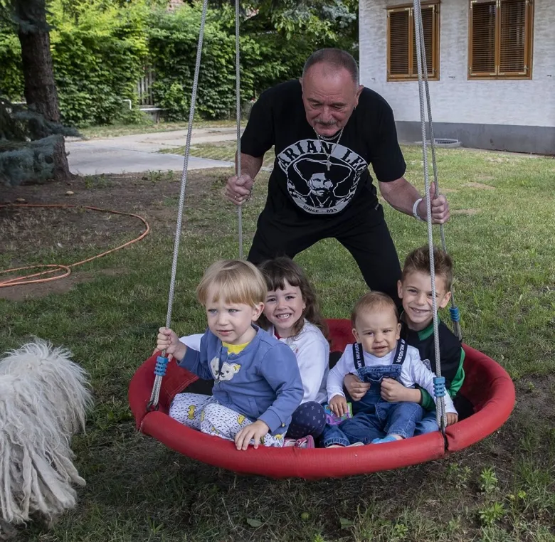 Nagy Feró unokáival