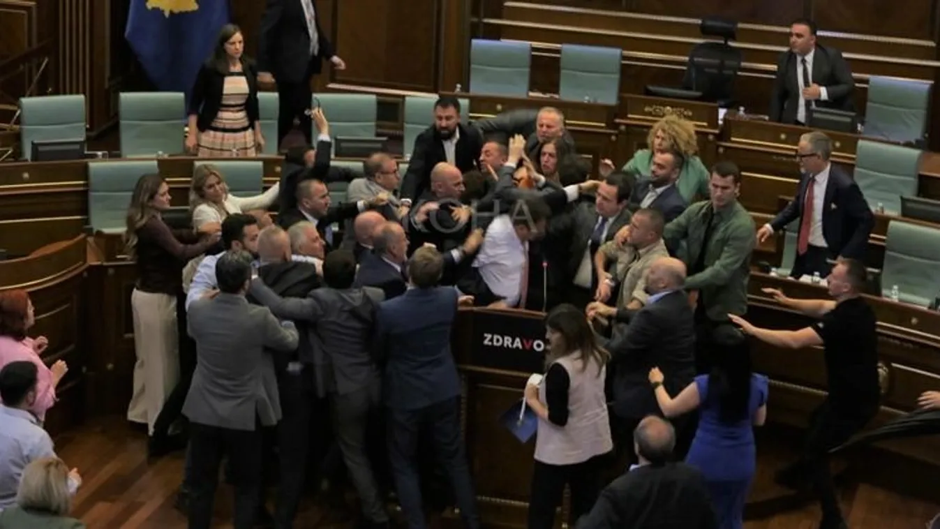 Tömegverekedés tört ki a koszovói parlamentben - Videó!