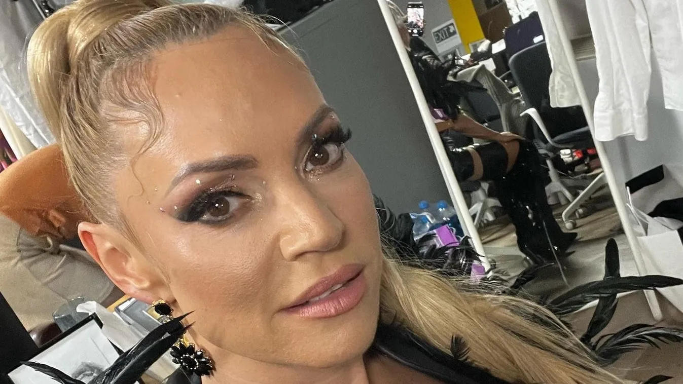 Merész fürdőruhába bújt Sári Évi – Fotó