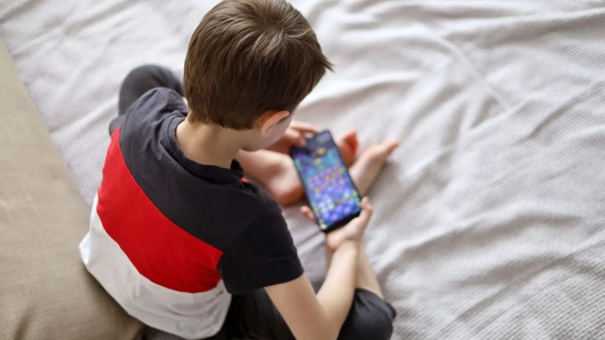 gyerek, kisgyerek, mobiltelefon, okostelefon, telefonos játék, kiskorú, okoseszköz
