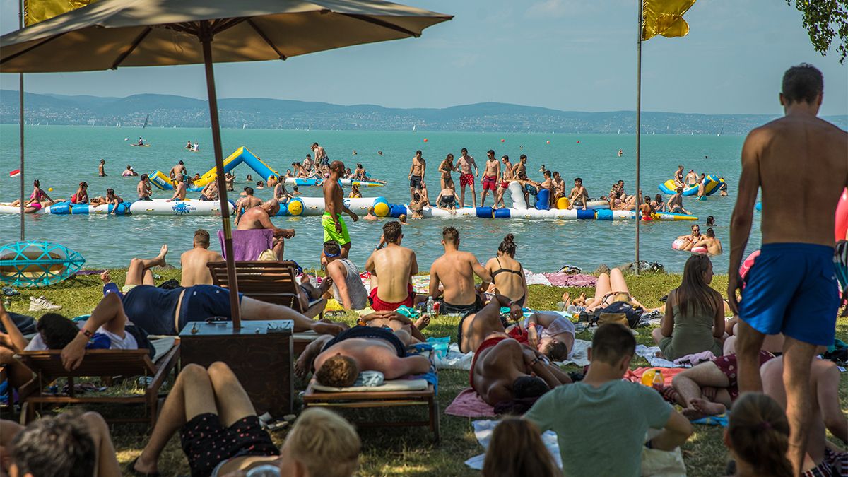 Riadalom tört ki a balatoni strandon