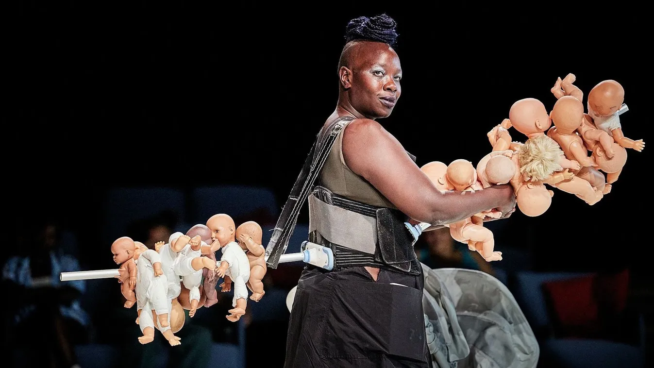 Karóba húzott fehér babákkal provokál egy francia színdarab