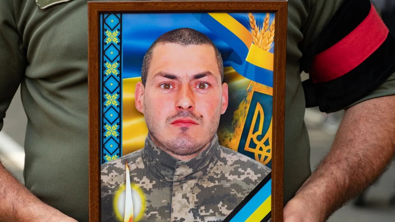 Sírva búcsúzott a falu a magyar származású hőstől