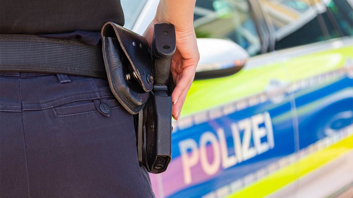 Female,Police,Officer,Keeps,Her,Hand,On,Her,Weapon.,Polizei