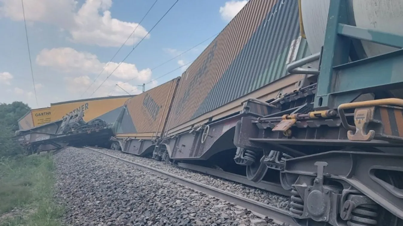 Teherkocsik siklottak ki Kétpónál, rovarölőszert is szállítottak