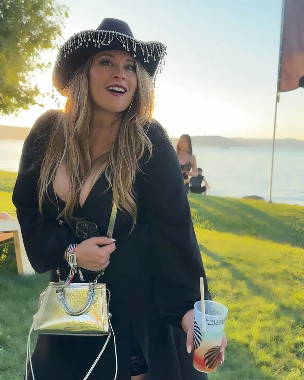 Király Linda feketében pompázott a Balaton Soundon. Az énekesnő mélyen dekoltált ruhában és kalapban jelent meg a rendezvényen testvérével és sógornőjével.