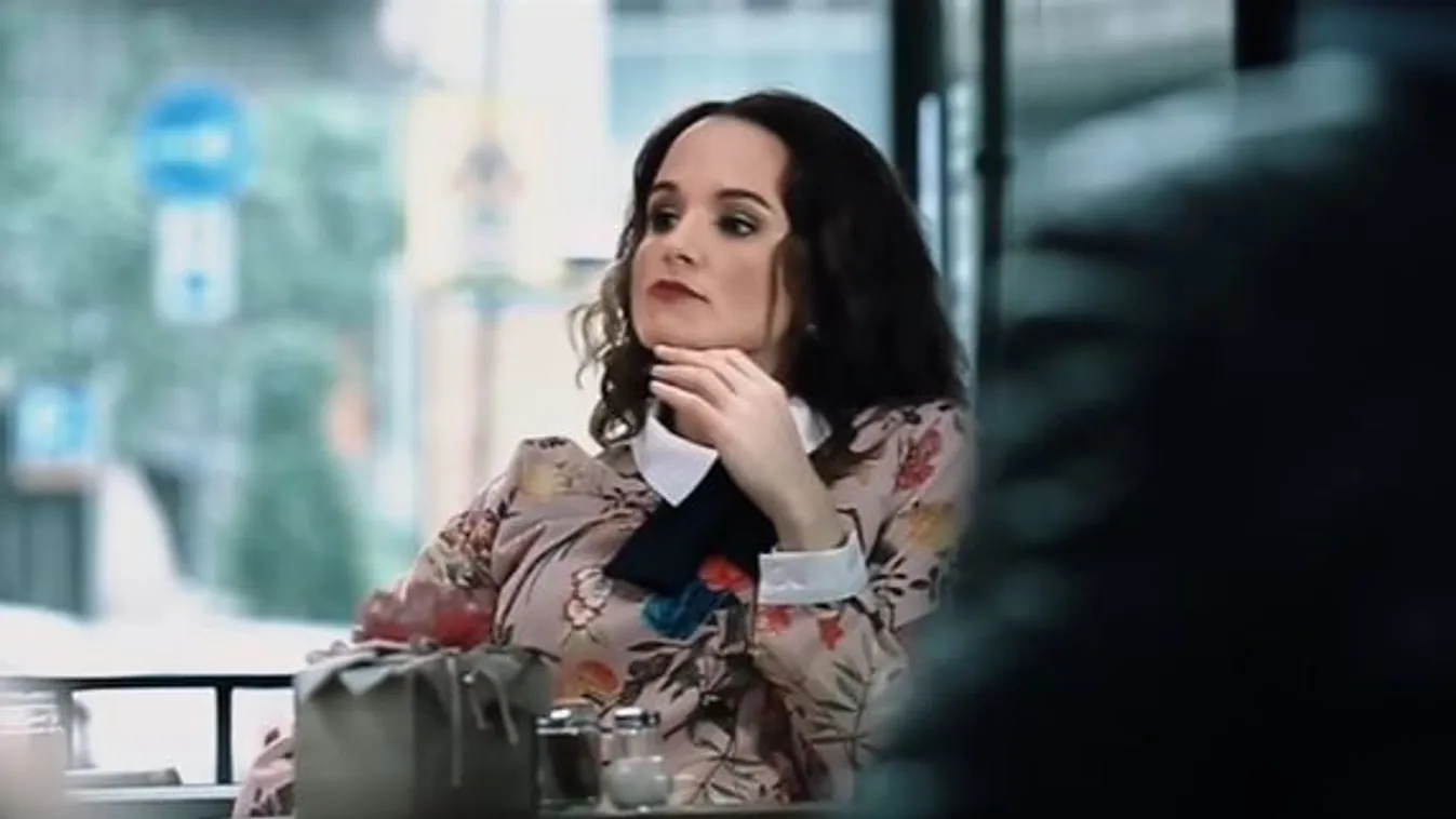 Válófélben lévő sztárséfbe szerelmes a magyar énekesnő