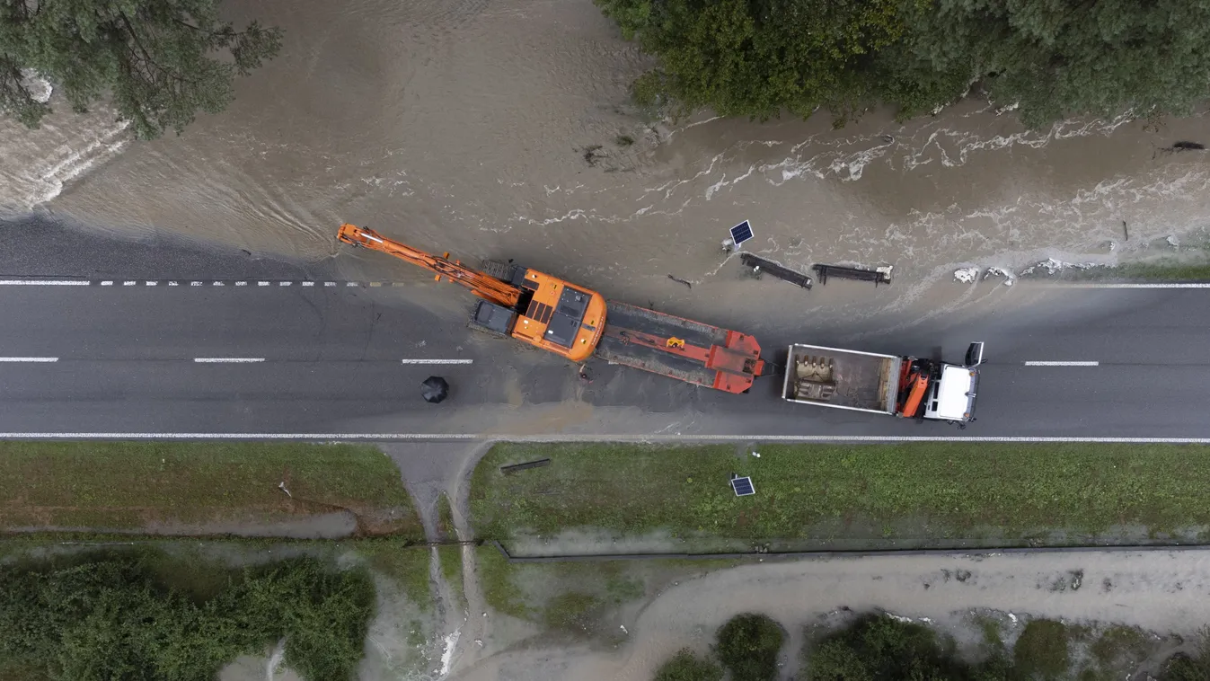 Épületeket sodortak el az esőzések miatti földcsuszamlások