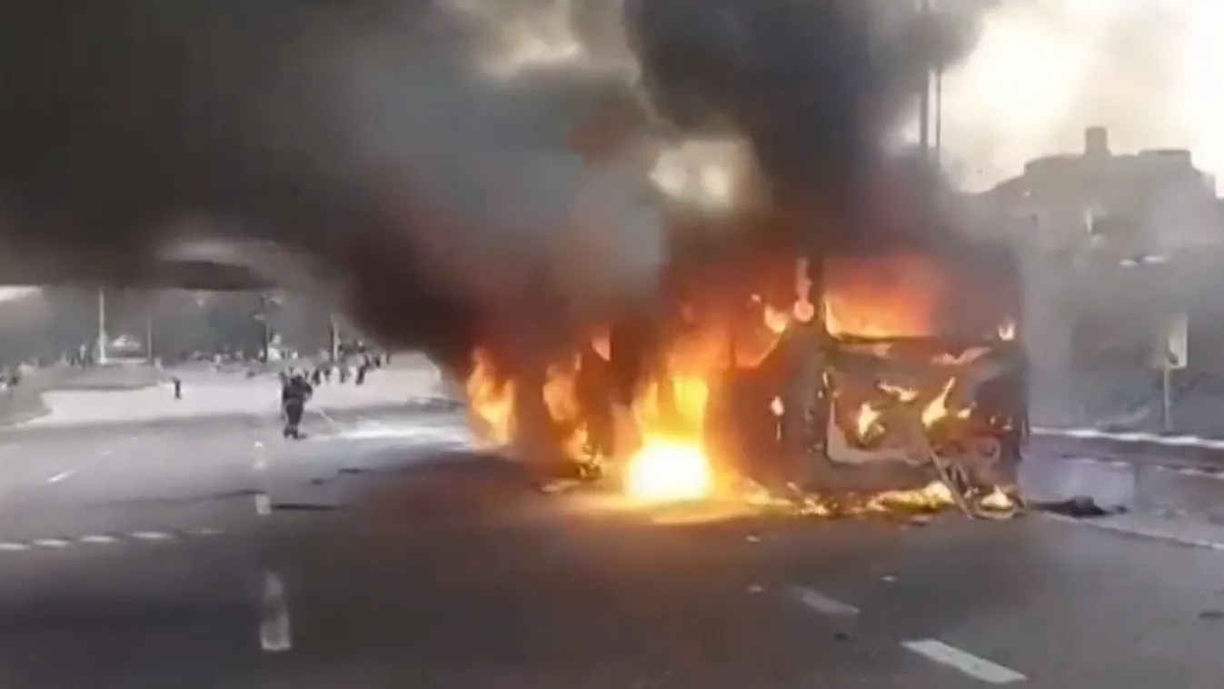 Pánikban menekültek a lángoló buszból az utasok