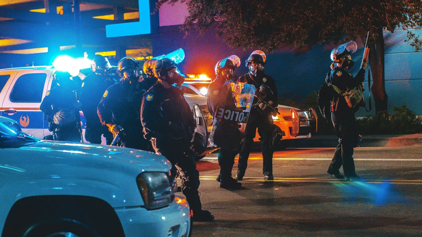 Káosz a fővárosban: halott nőt találtak a csatornában