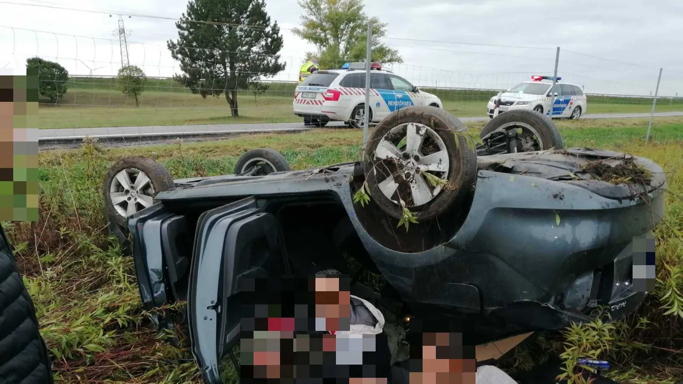 Újabb migránsokkal teli buszt ért baleset a déli határnál